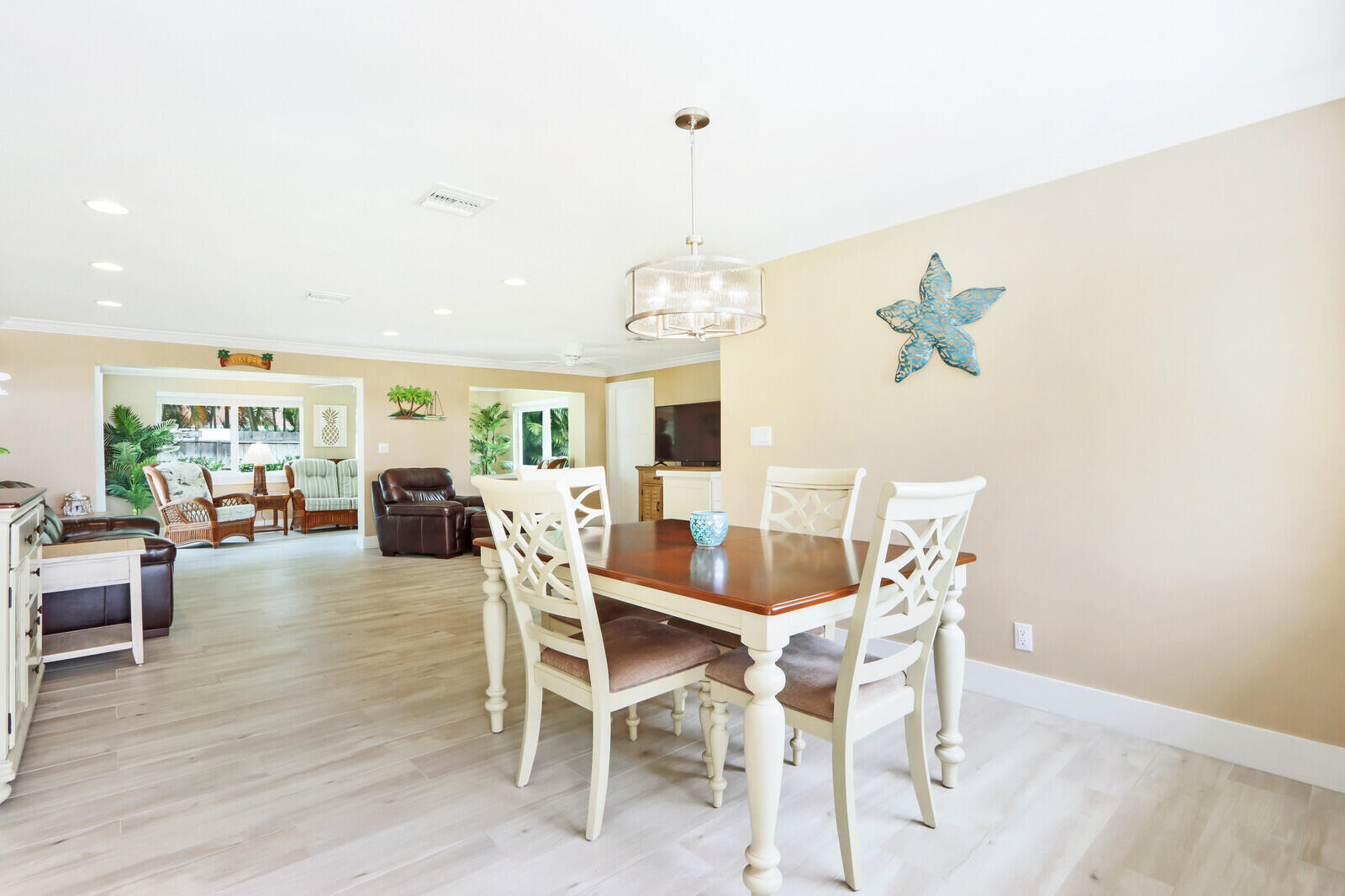 1615 Venus Avenue Jupiter, FL 33469 - Photo 5 of 24 Dining & Living