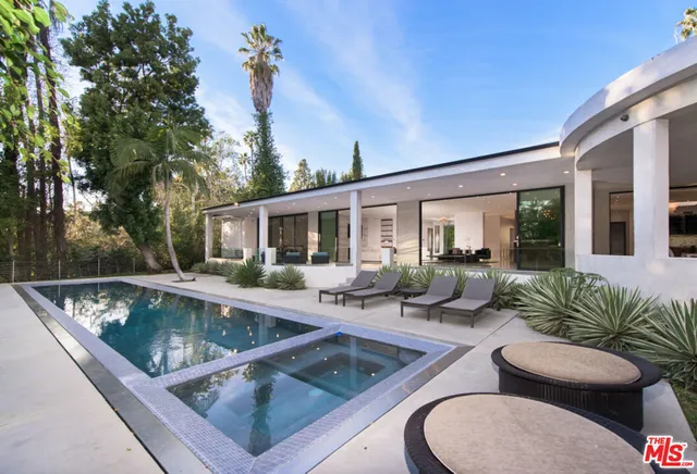 a view of a backyard