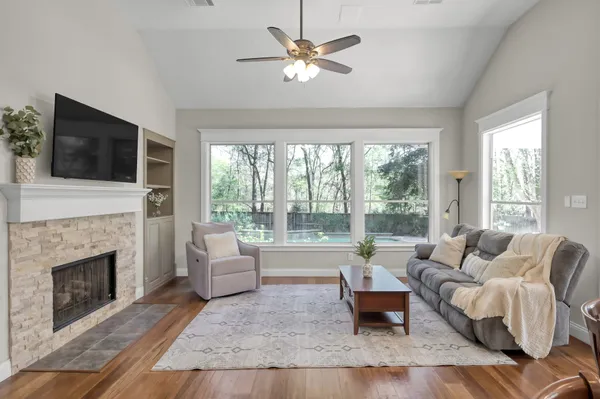 $499,900 | 42 East Knightsbridge Drive, The Woodlands, TX 77385