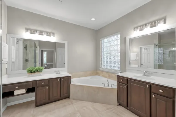 $499,900 | 42 East Knightsbridge Drive, The Woodlands, TX 77385