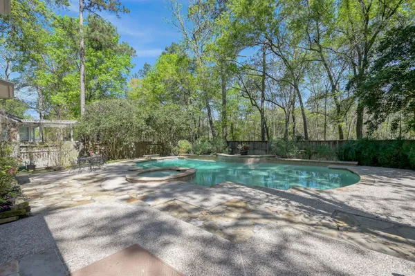 $499,900 | 42 East Knightsbridge Drive, The Woodlands, TX 77385