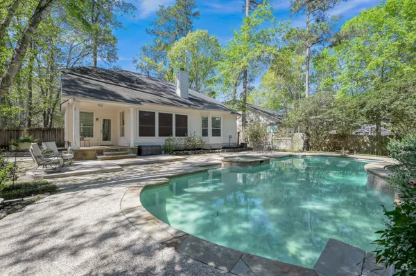 $499,900 | 42 East Knightsbridge Drive, The Woodlands, TX 77385