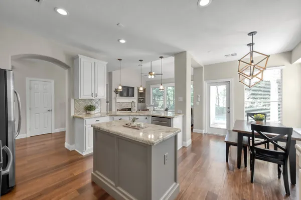 $499,900 | 42 East Knightsbridge Drive, The Woodlands, TX 77385