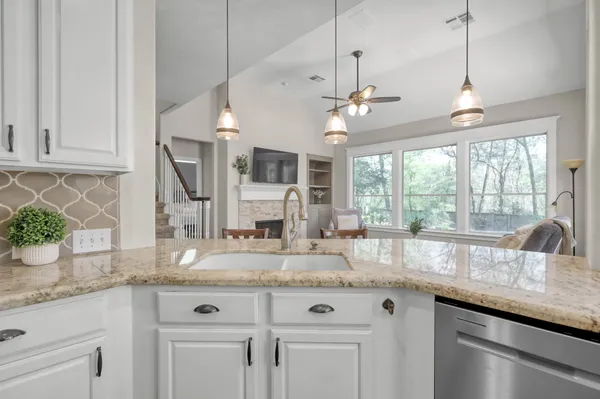 $499,900 | 42 East Knightsbridge Drive, The Woodlands, TX 77385