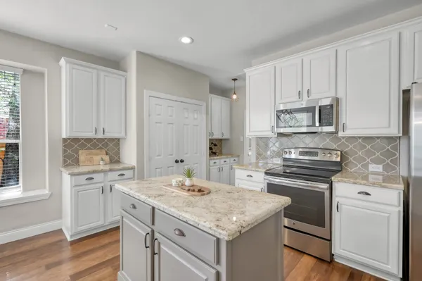 $499,900 | 42 East Knightsbridge Drive, The Woodlands, TX 77385