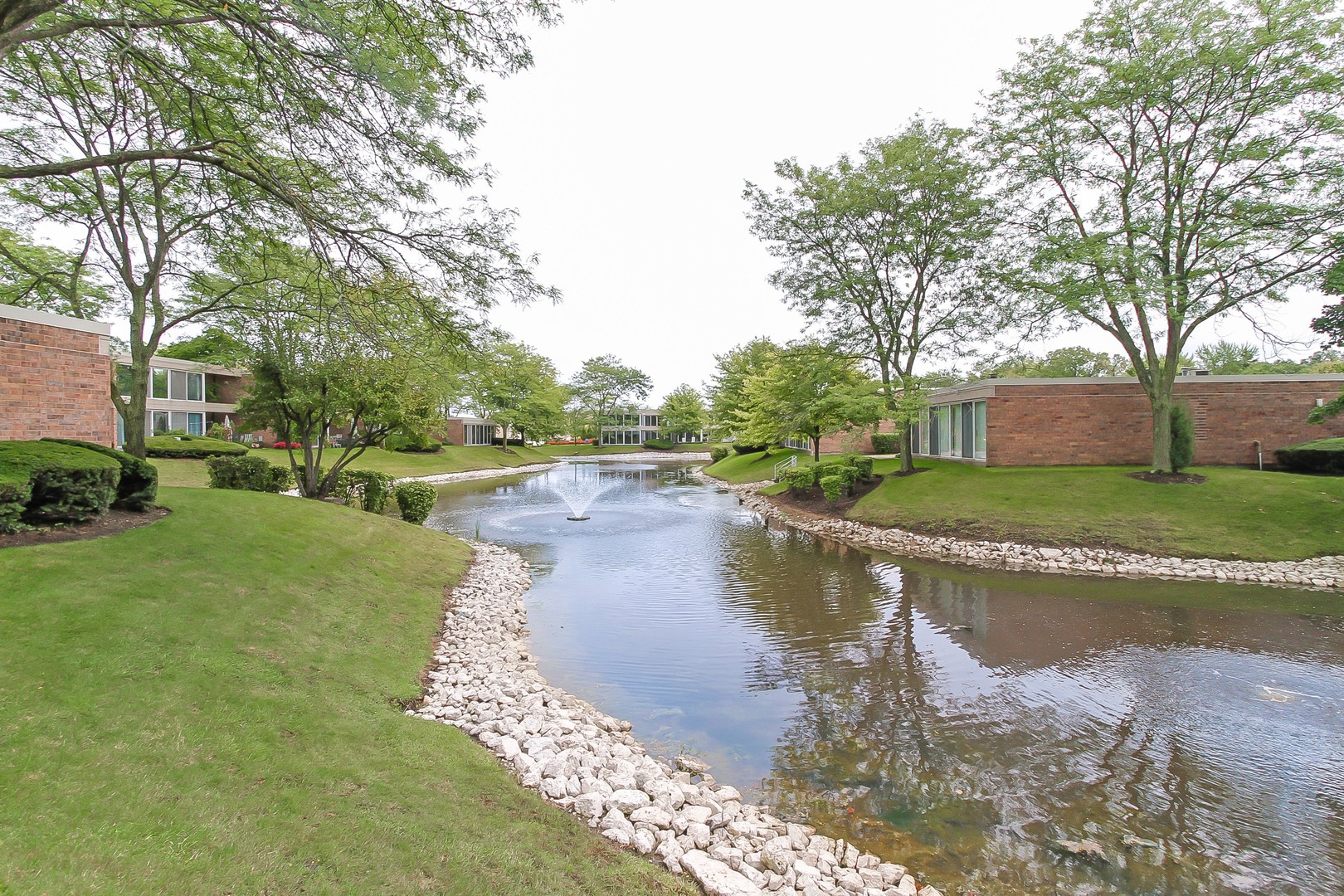 155 Avon Road Northbrook, IL 60062 - Photo 3 of 28