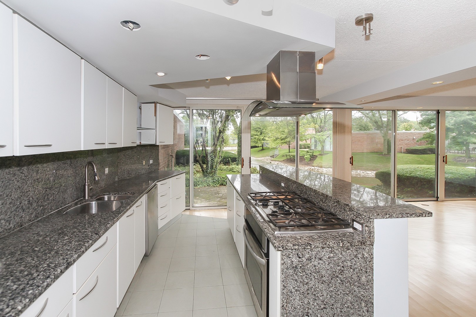 155 Avon Road Northbrook, IL 60062 - Photo 6 of 28