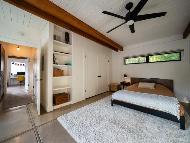 a view of a yard and fountain