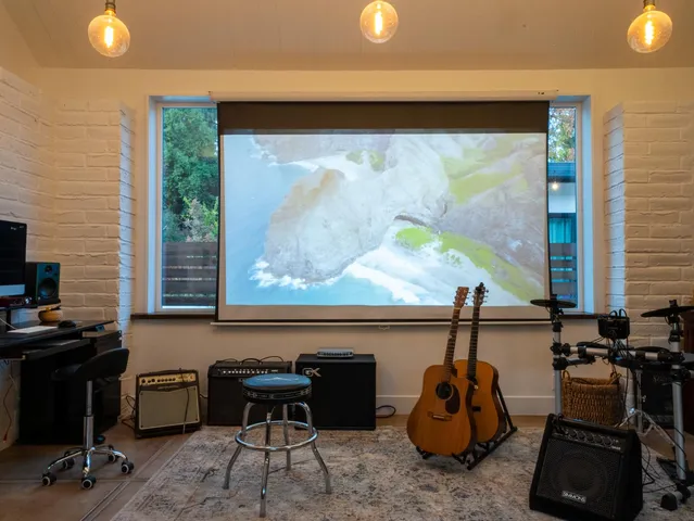 a view of a dinning table and chairs in the patio