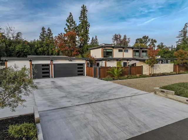 a view of a terrace with garden