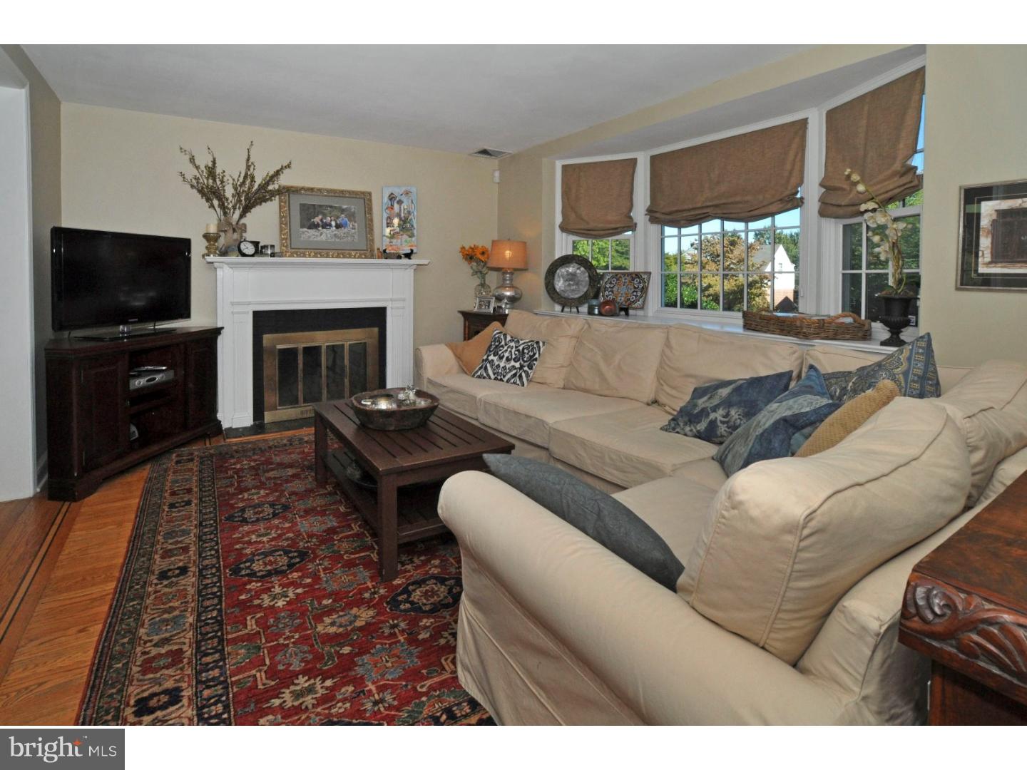 712 Brooke Road Glenside, PA 19038 - Photo 3 of 24 Living Room