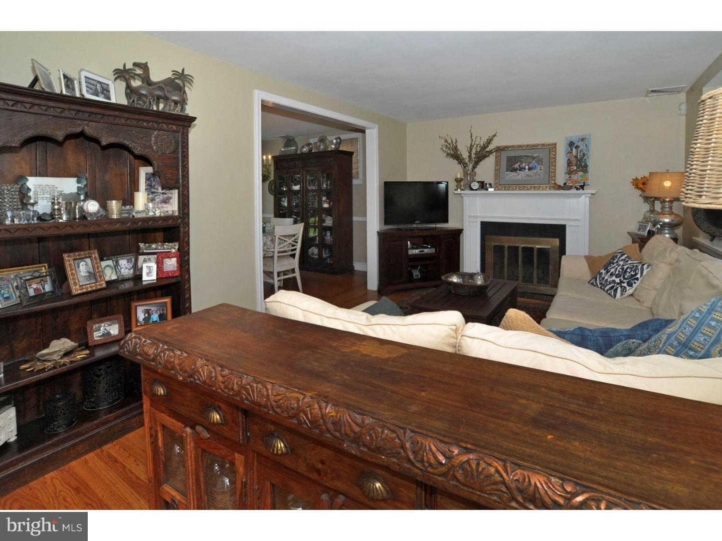 712 Brooke Road Glenside, PA 19038 - Photo 6 of 24 Living Room