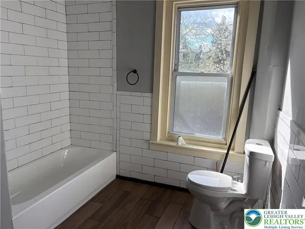 $2,100 | 948 West Maple Street, Allentown, PA 18101