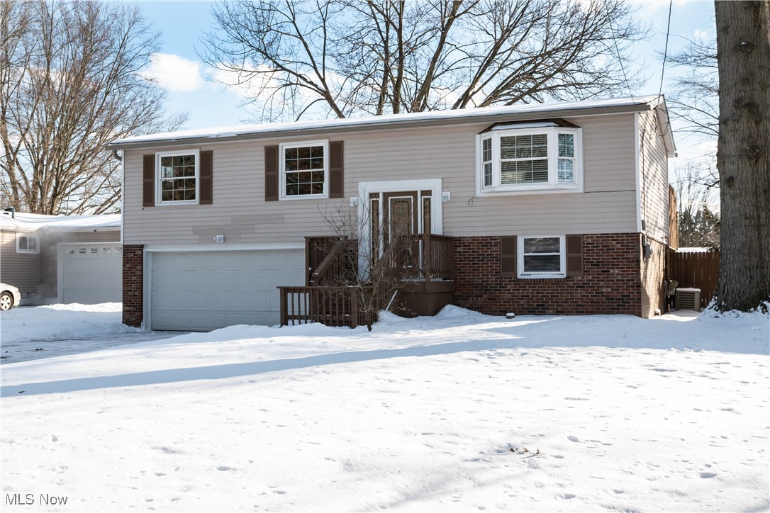 158 Morningside Road Niles, OH 44446 - Photo 2 of 36 Bi-level home featuring a large front yard.
V