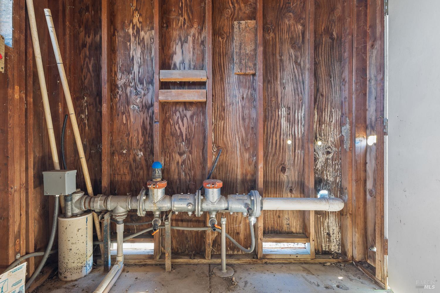 636 Dry Creek Road Healdsburg, CA 95448 - Photo 14 of 18 a view of hall with wooden floor and chair