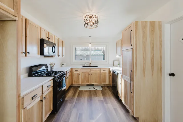 $225,000 | 17666 Highway 37, Johnston City, IL 62951