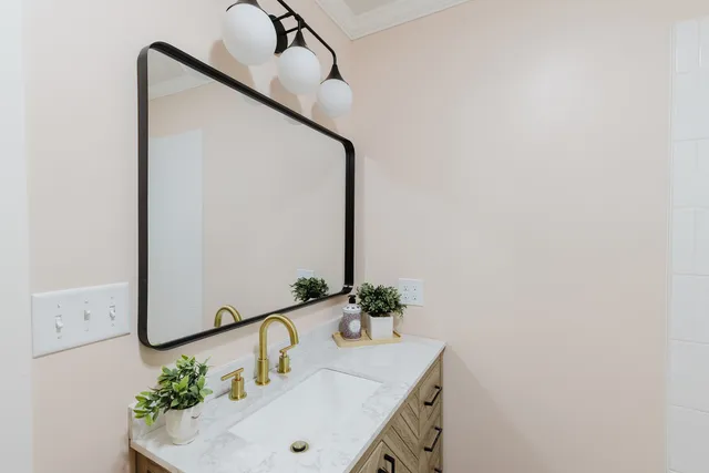 $225,000 | 17666 Highway 37, Johnston City, IL 62951