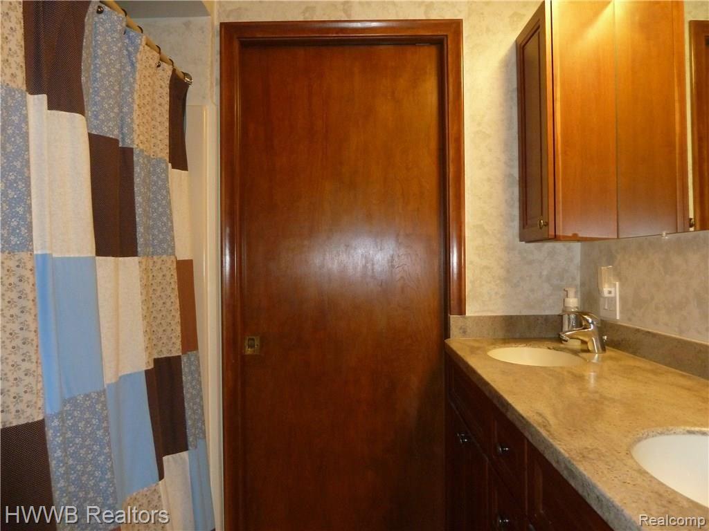 21875 Novi Road Northville, MI 48167 - Photo 18 of 54 Main Level Bath