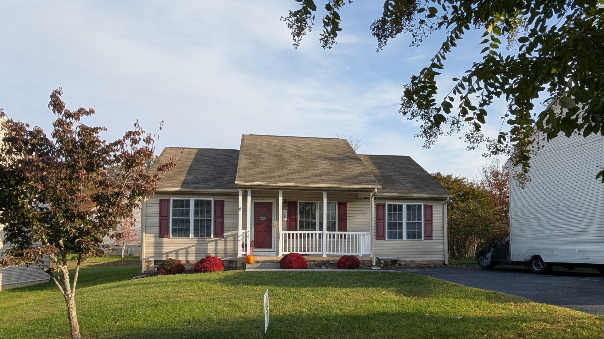 1126 Gearhart Road Southeast Roanoke, VA 24014 - Photo 1 of 13 a front view of a house with a yard