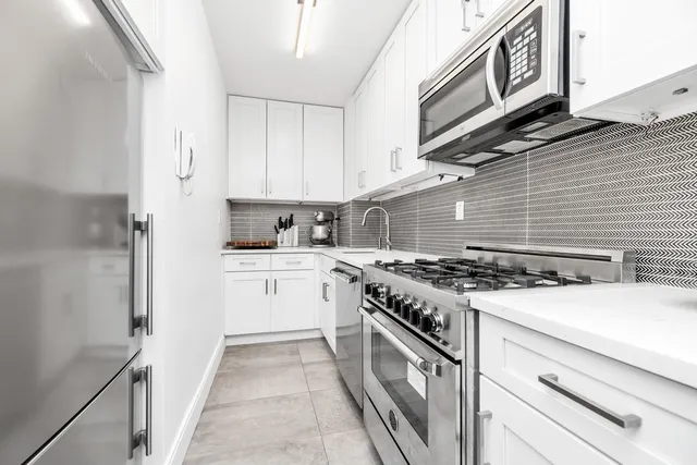 $849,000 | 77 West 55th Street, Unit 2H | Midtown Central