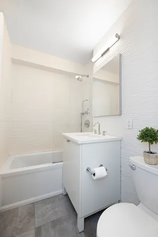 $849,000 | 77 West 55th Street, Unit 2H | Midtown Central