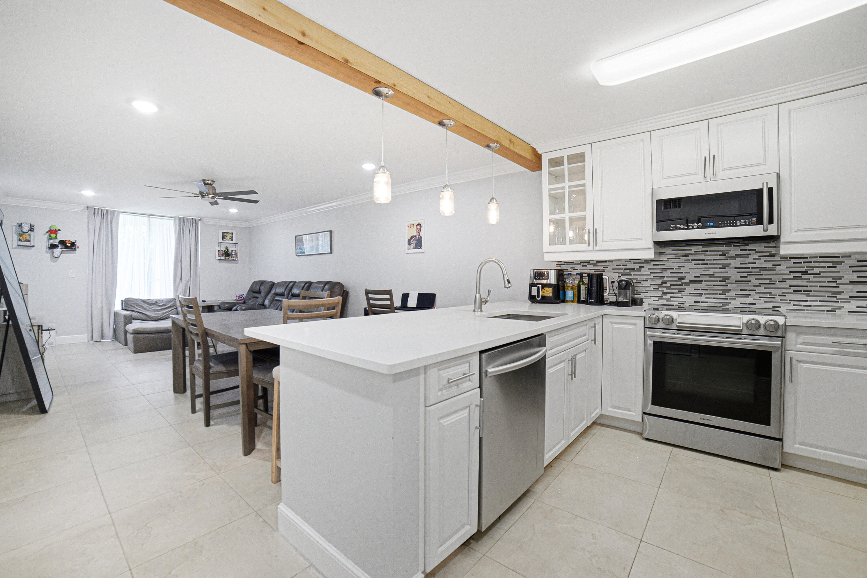 5201 Northwest 2nd Avenue, Unit 2130 Boca Raton, FL 33487 - Photo 2 of 20 Kitchen-Livingroom