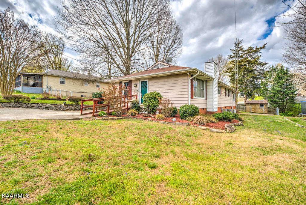 142 Manhattan Avenue Oak Ridge, TN 37830 - Photo 1 of 30 220331Mnhttn142.602