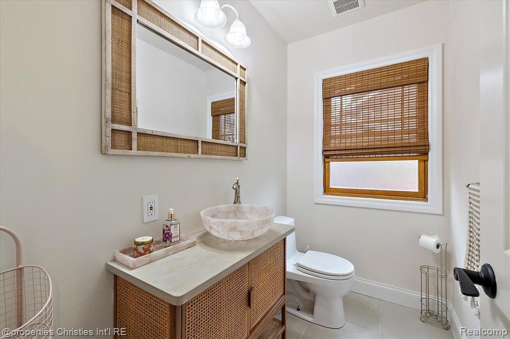 1648 Yorkshire Road Birmingham, MI 48009 - Photo 15 of 45