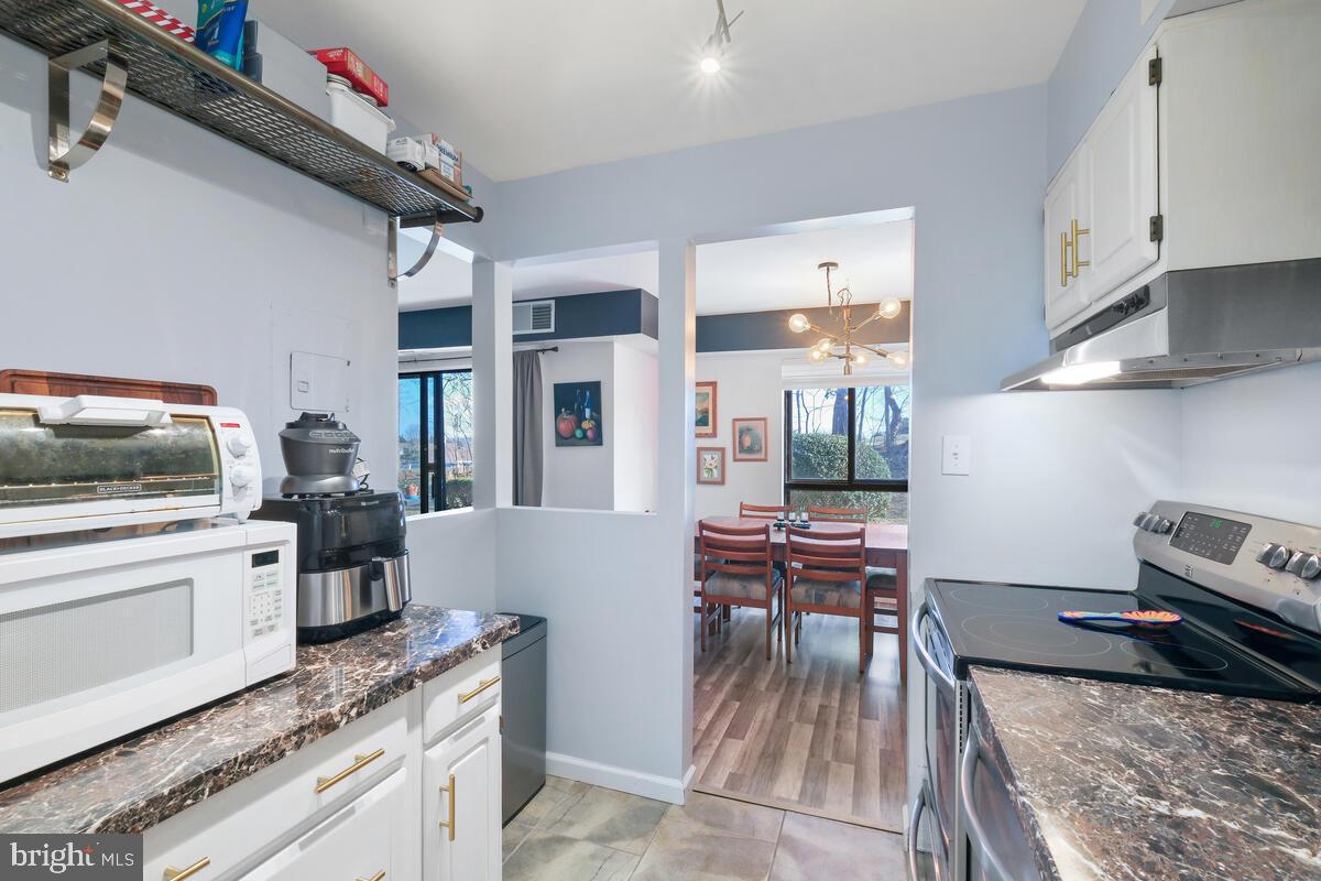 17811 Buehler Road, Unit 1B1 Olney, MD 20832 - Photo 11 of 21 Kitchen off Dining Area