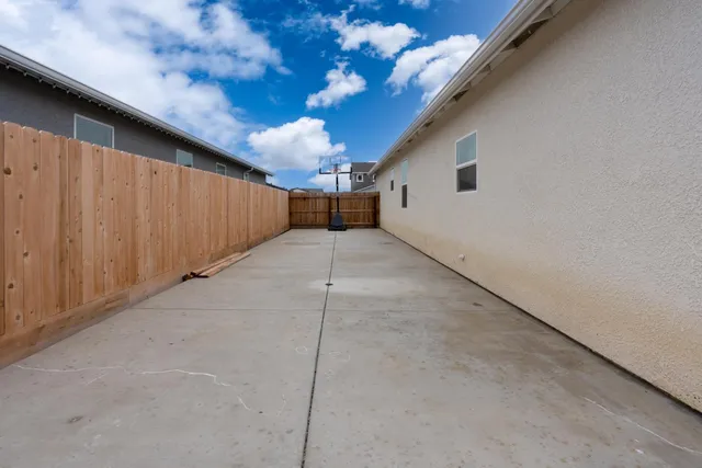 a view of a house with backyard