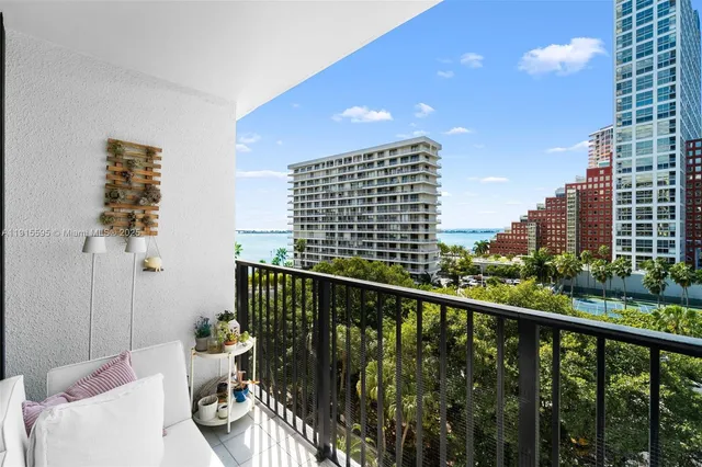 $499,000 | 1450 Brickell Bay Drive, Unit 812, Miami, FL 33131