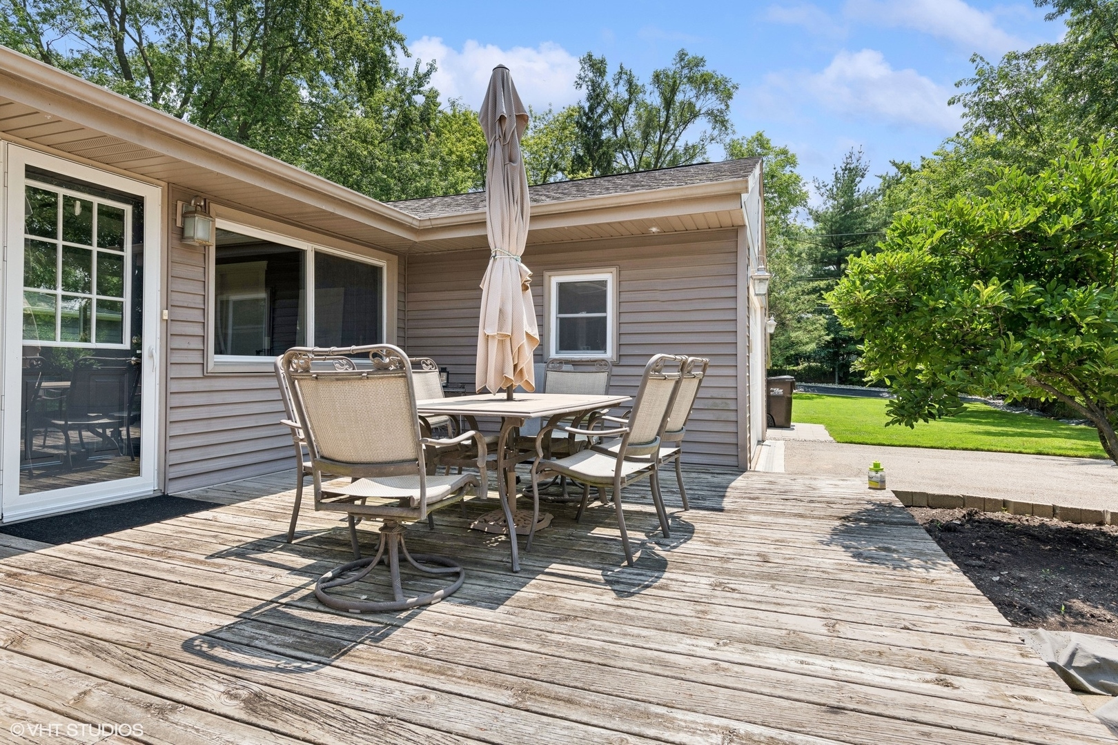 73 Golfview Road Lake Zurich, IL 60047 - Photo 23 of 34 a view of a house with sitting area and furniture