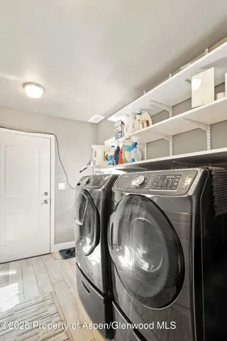 a view of yard with tree