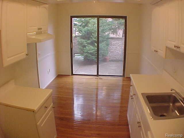 406 Willow Grove Lane, Unit 19 Rochester, MI 48307 - Photo 1 of 7 kitchen