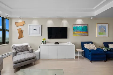 $649,000 | 2100 North Lincoln Park West, Unit 8DN, Chicago, IL 60614