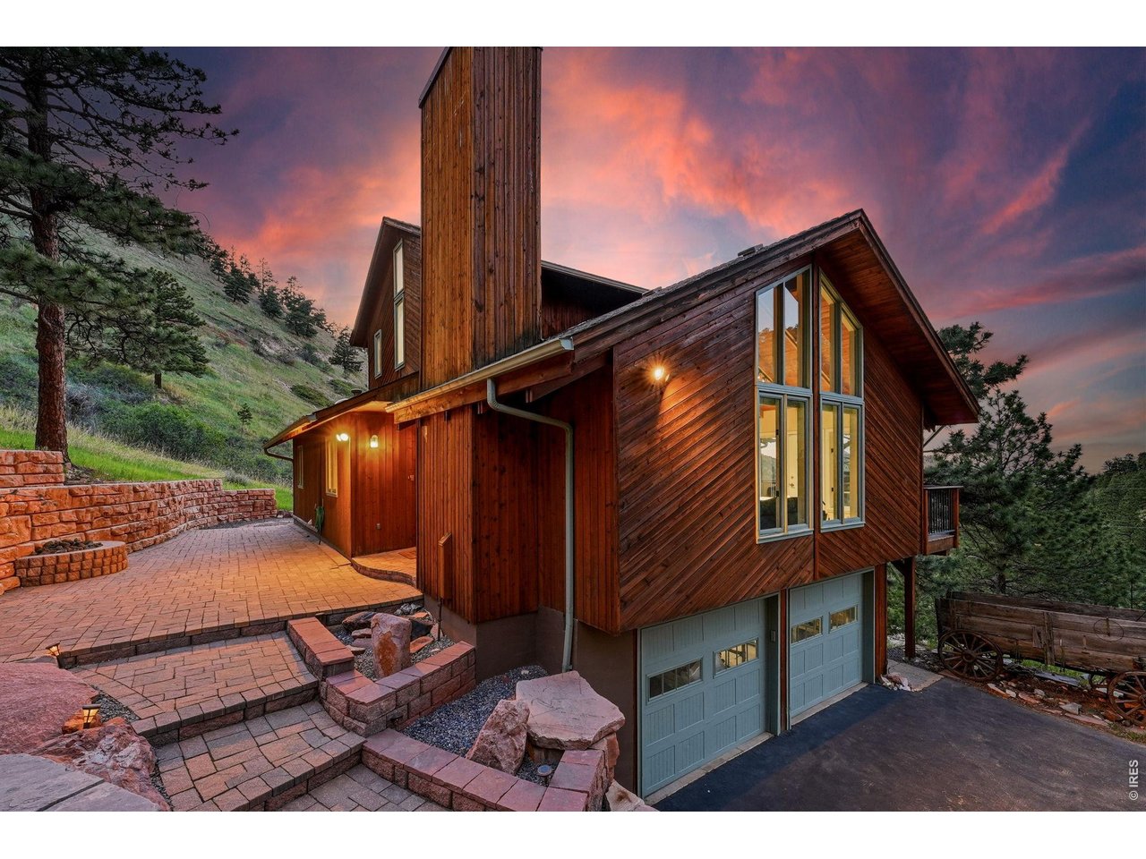 Welcome to 607 N Cedar Brook, only five minutes to Broadway offering the balance of retreating and convenience