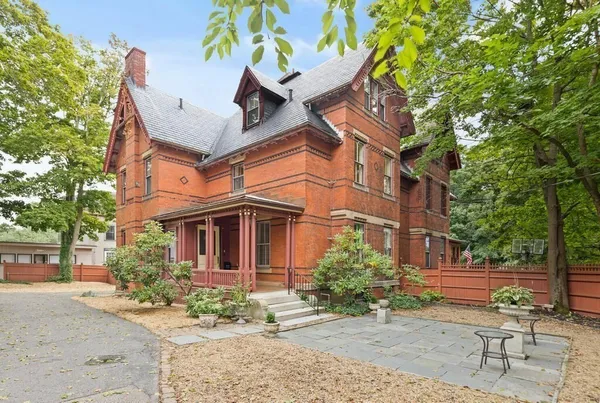 a view of a house with a yard