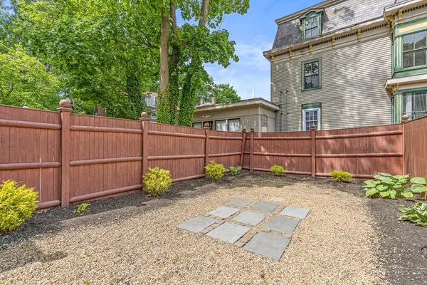 a view of a backyard