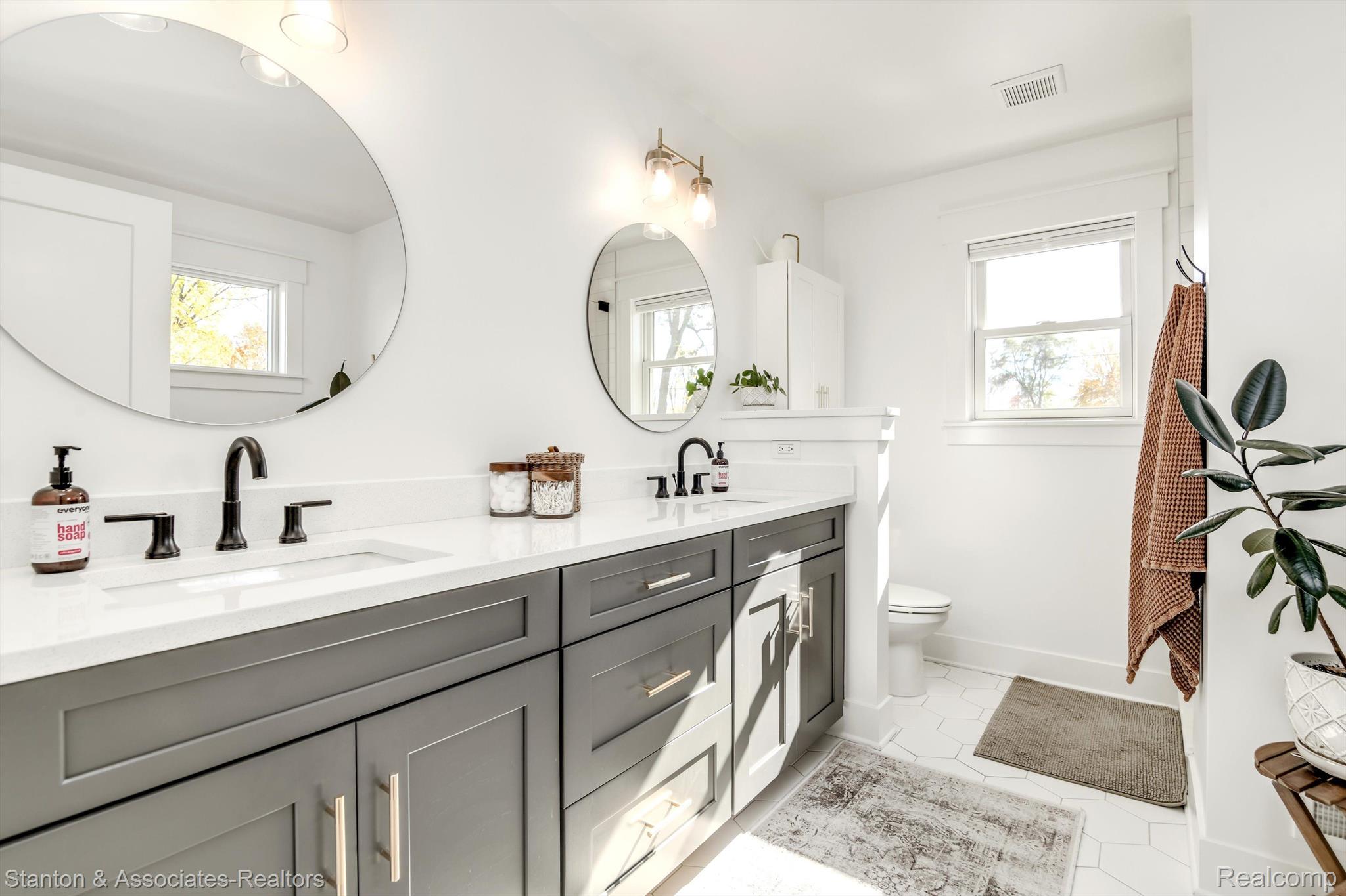 1907 Columbia Road Berkley, MI 48072 - Photo 15 of 27 master bathroom
