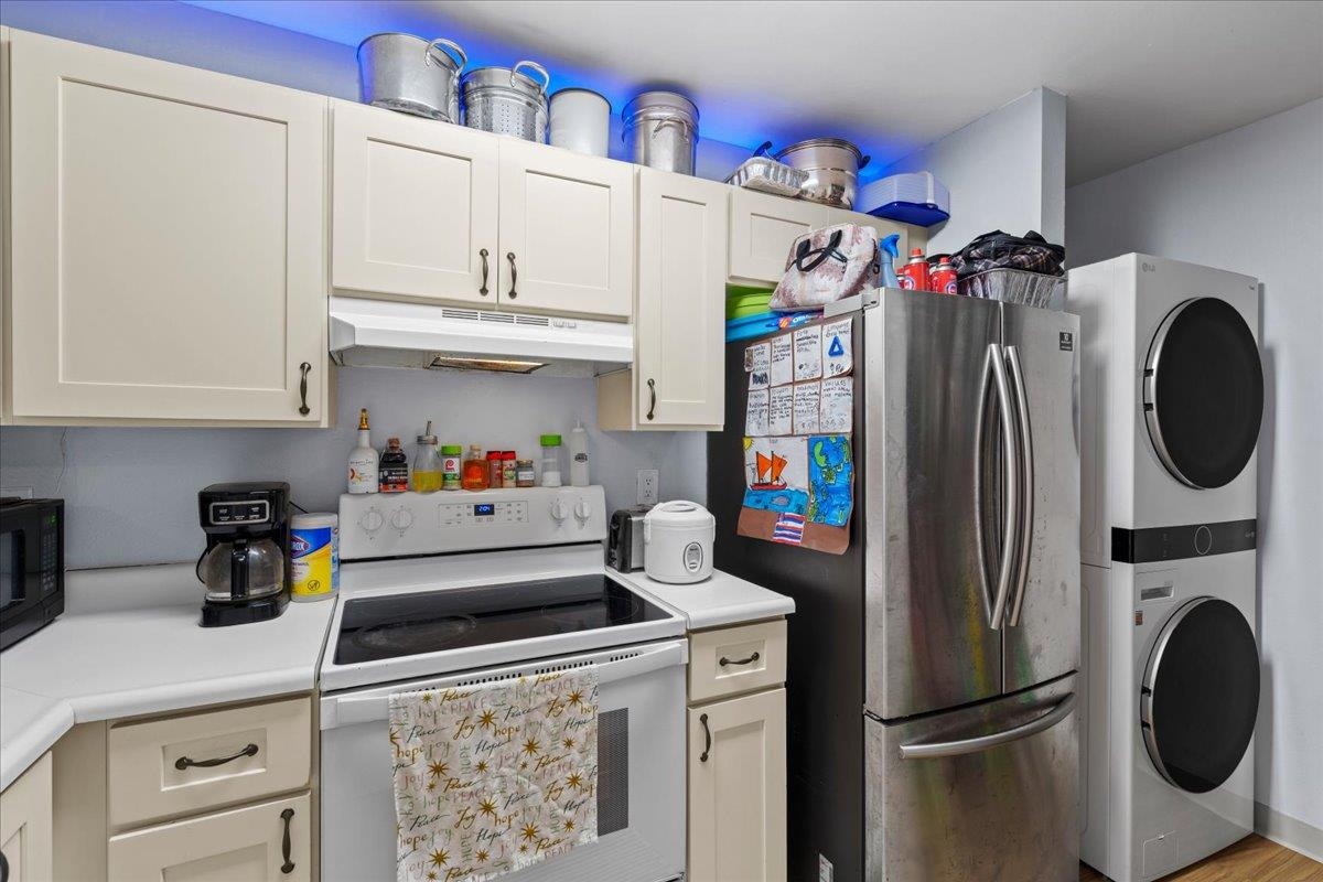 480 Kenolio Road, Unit 1103 Kihei, HI 96753 - Photo 11 of 32 a utility room with dryer and washer