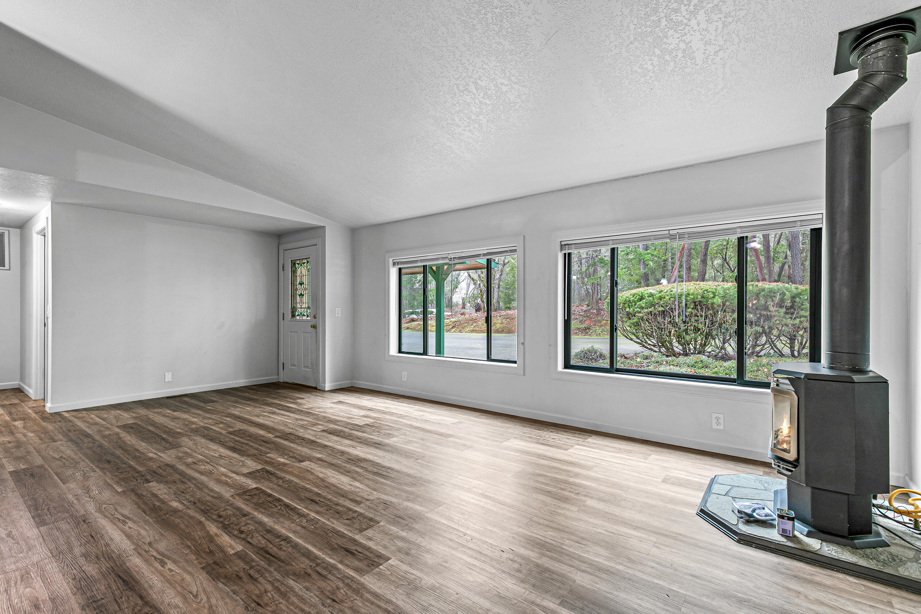 420 Crystal Springs Road Grants Pass, OR 97527 - Photo 11 of 40 Living room three