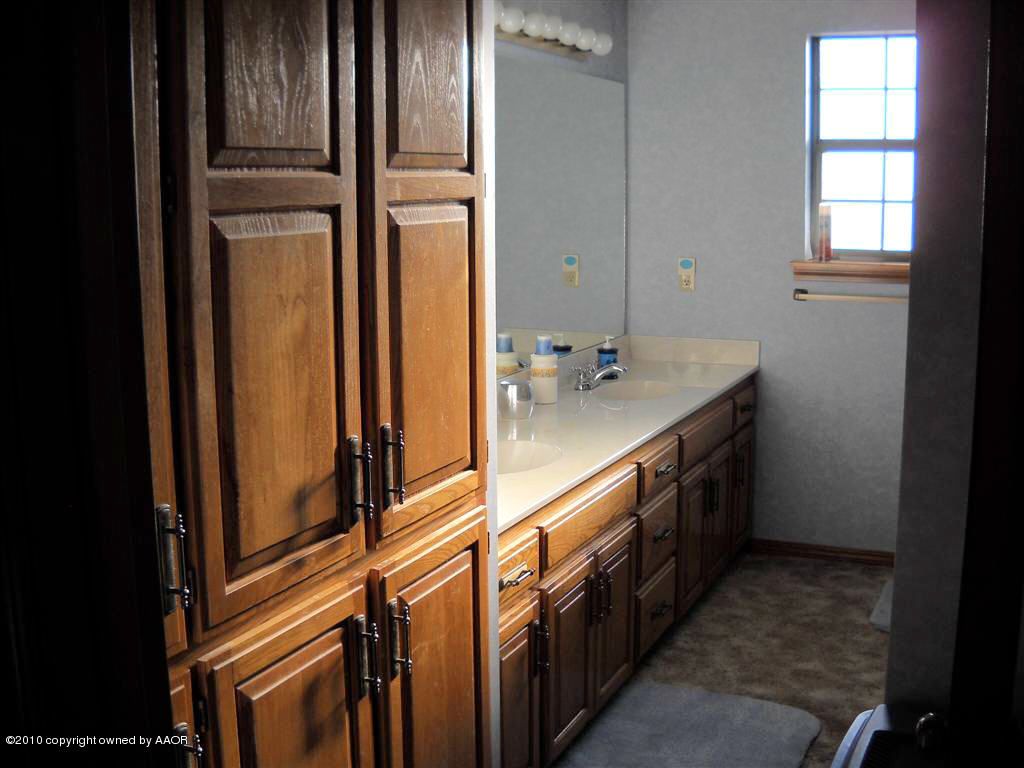 7900 South Blessen Road Amarillo, TX 79119 - Photo 27 of 46 Master Bathroom (downstairs)