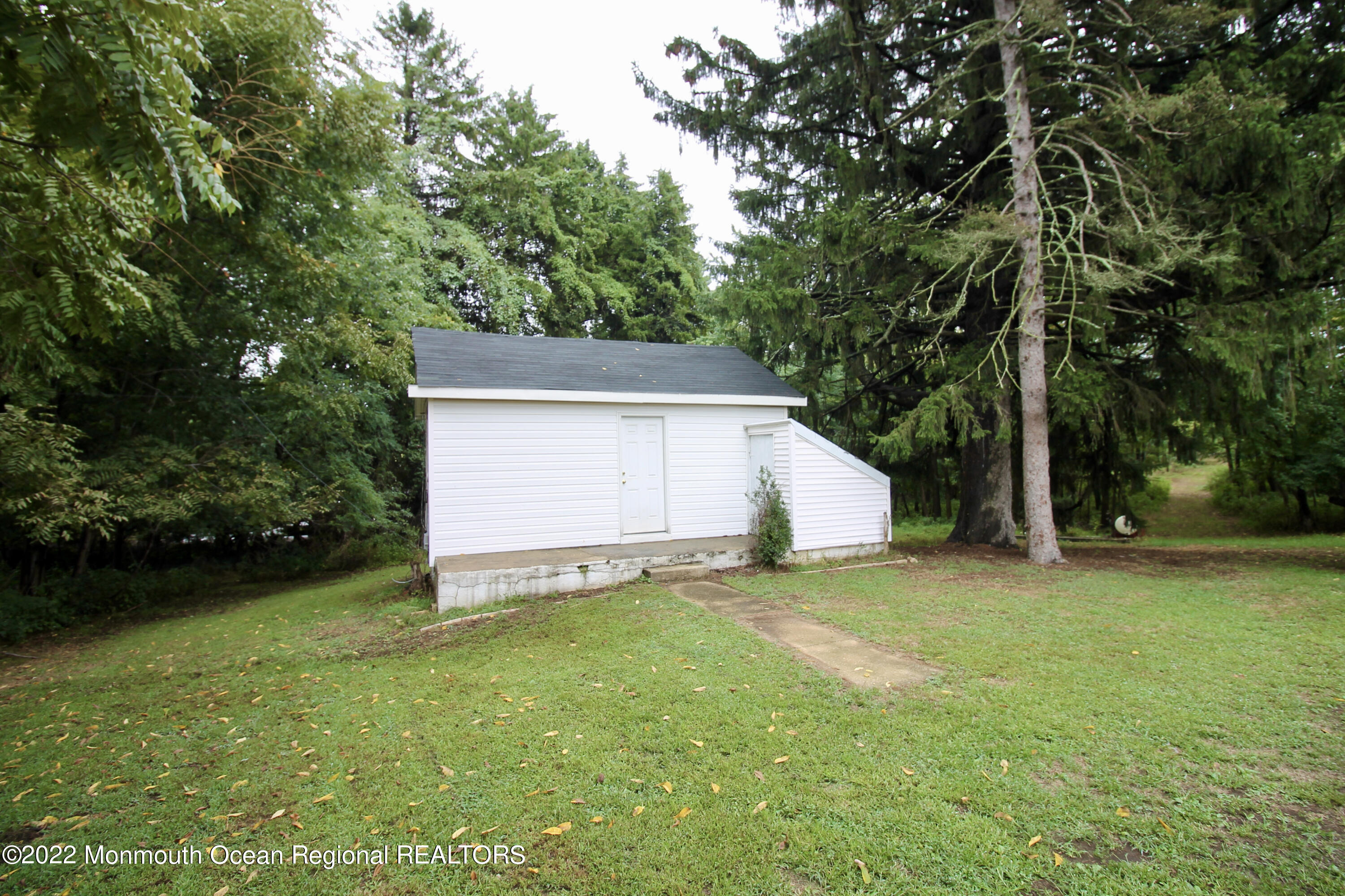 640 Colts Neck Road Freehold, NJ 07728 - Photo 33 of 44 3E3FCEDD-9959-418F-818F-3BBE65486858_1_2