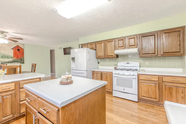 $425,000 | 8908 East 1400 North Road, Bloomington, IL 61705