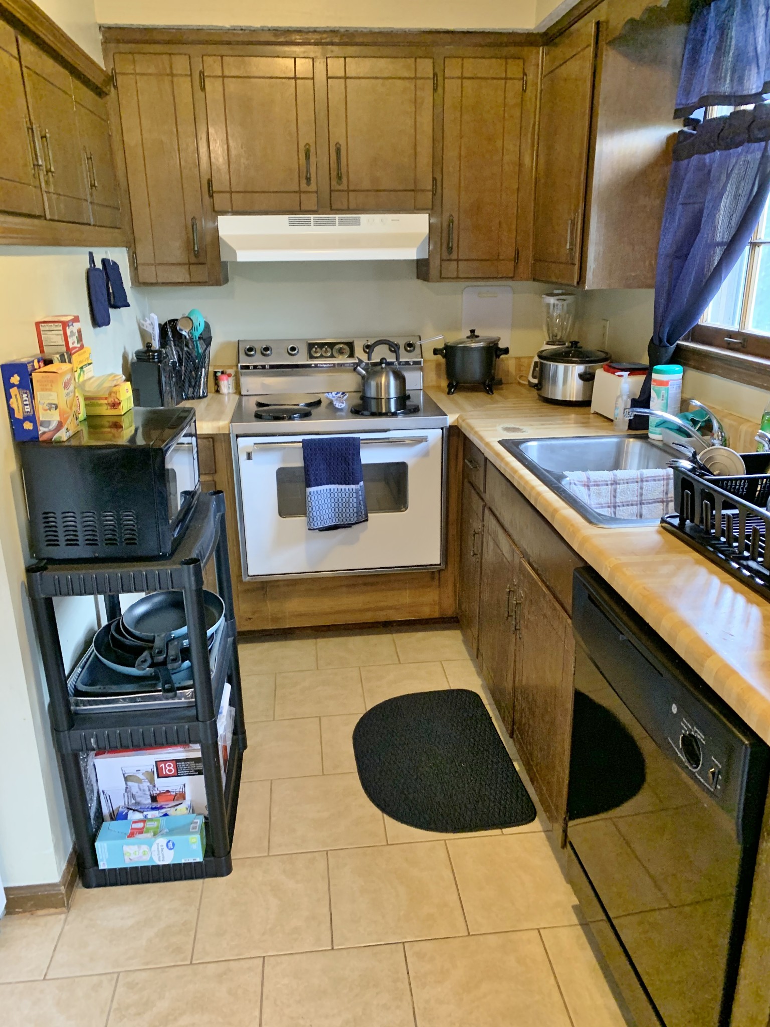 3060 Anderson Road Nashville, TN 37217 - Photo 17 of 43 a kitchen with stainless steel appliances granite countertop a stove and a sink
