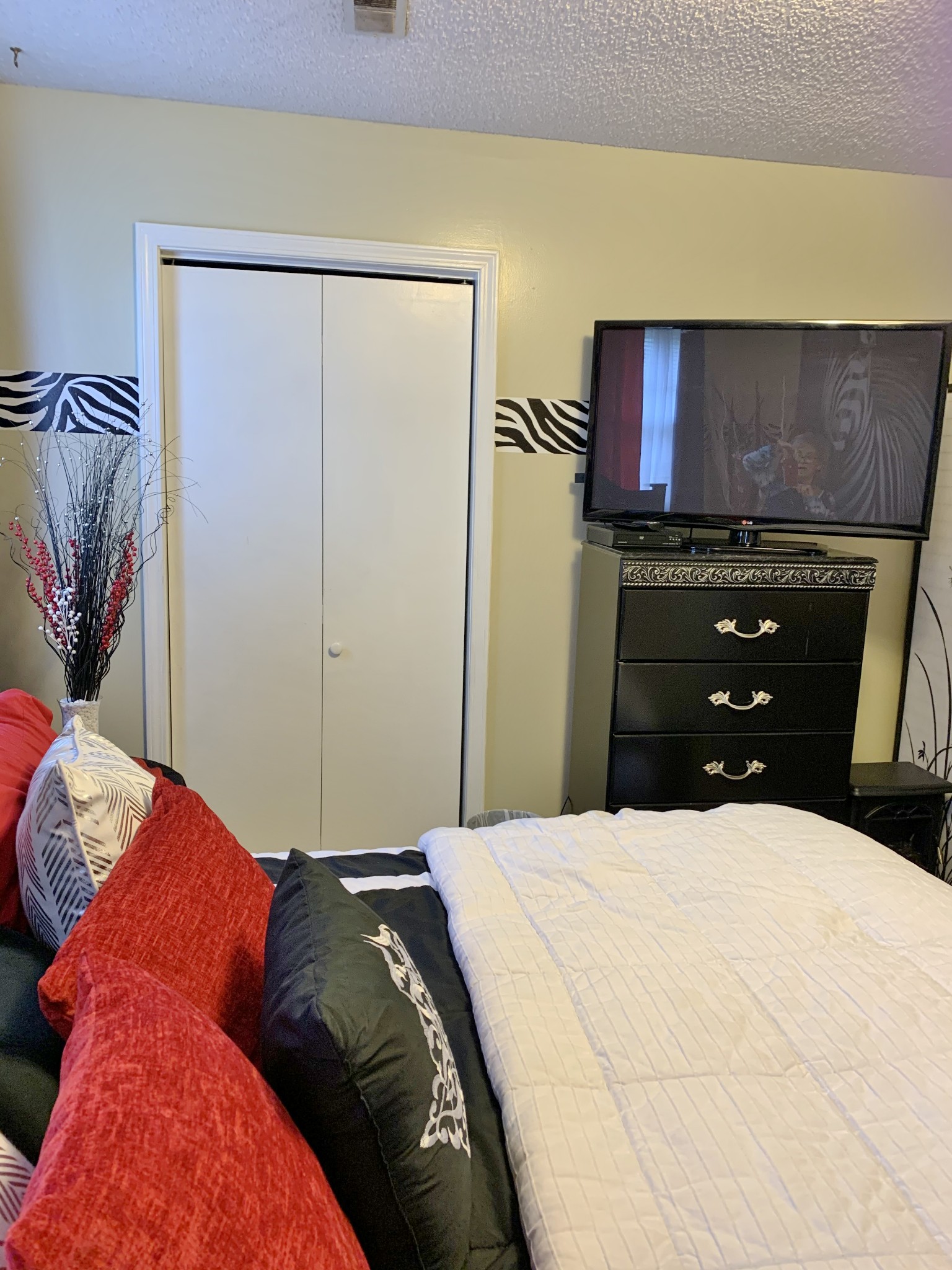 3060 Anderson Road Nashville, TN 37217 - Photo 26 of 43 a bedroom with a bed and a mirror