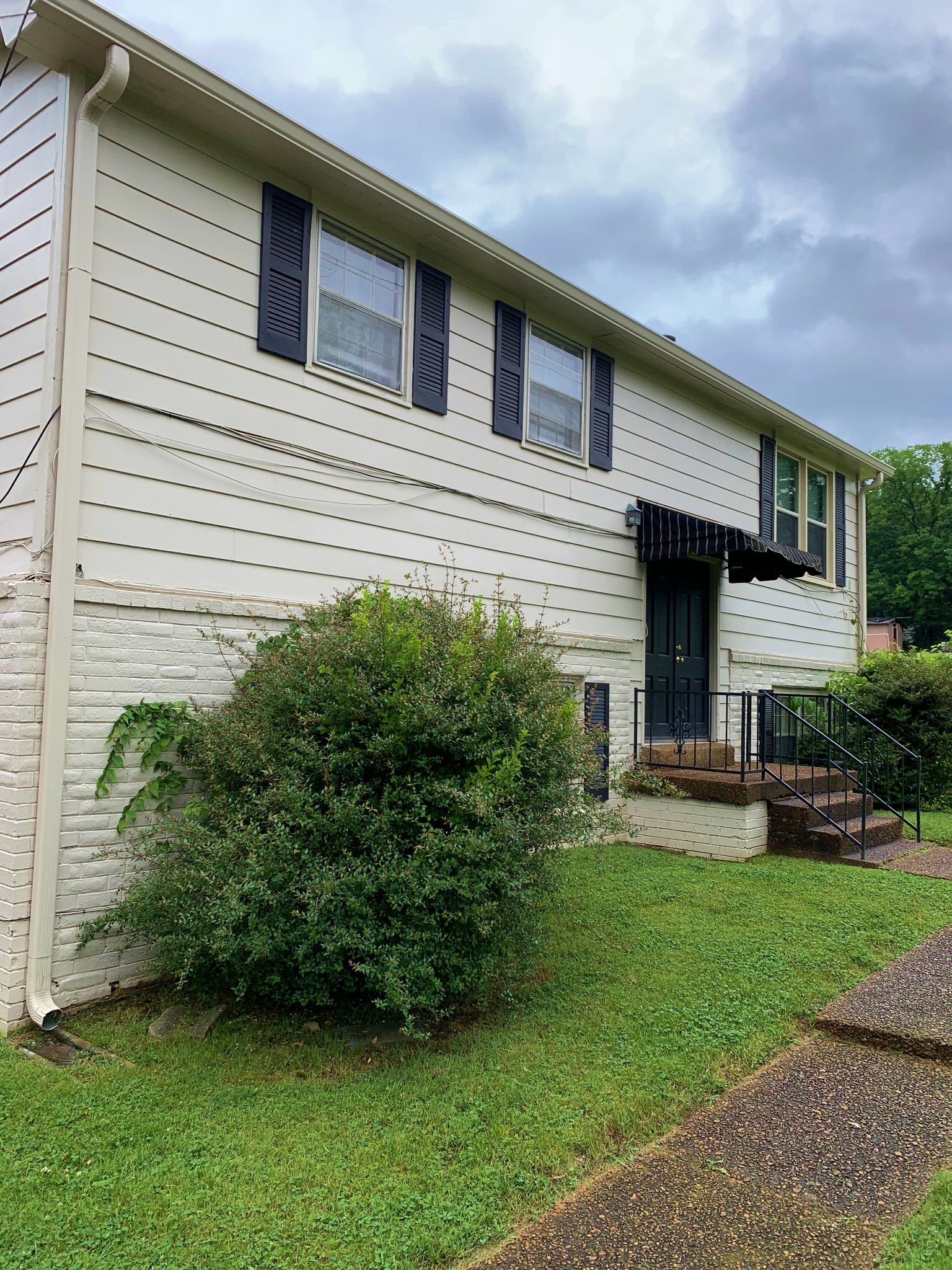 3060 Anderson Road Nashville, TN 37217 - Photo 5 of 43 a view of a house with a garden