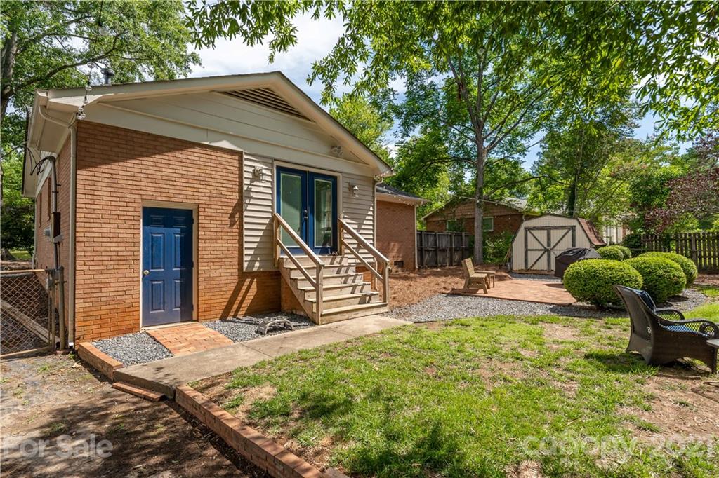 3854 Litchfield Road Charlotte, NC 28211 - Photo 19 of 35 a front view of house with a garden