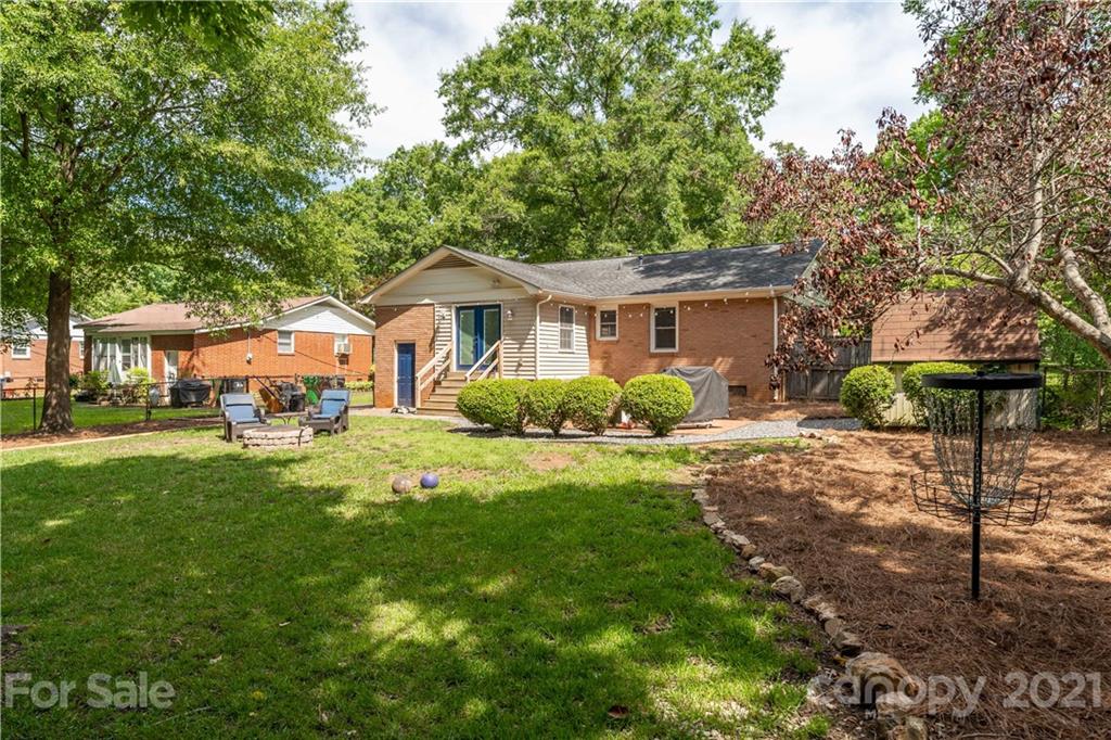 3854 Litchfield Road Charlotte, NC 28211 - Photo 22 of 35 a front view of house with yard and green space