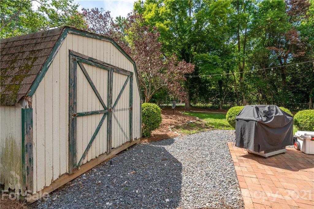 3854 Litchfield Road Charlotte, NC 28211 - Photo 24 of 35 a view of backyard with tub and barbeque oven